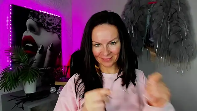 HelenLuxx online show from April 3, 2026, 2:45 pm