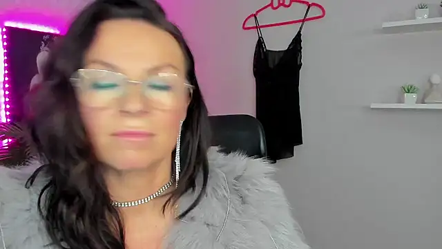 HelenLuxx online show from February 1, 2025, 1:51 pm