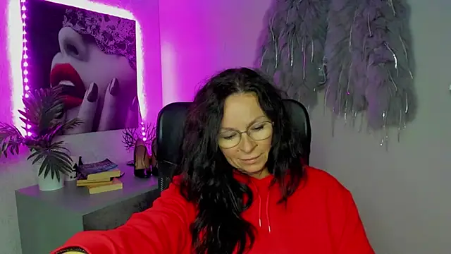 Snapshot of HelenLuxx chatting on October 16, 2025, 5:43 pm HelenLuxx online show from October 16, 2025, 5:43 pm