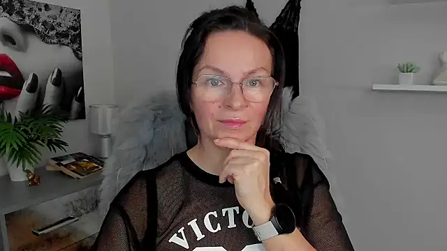 HelenLuxx online show from January 29, 2025, 1:17 pm