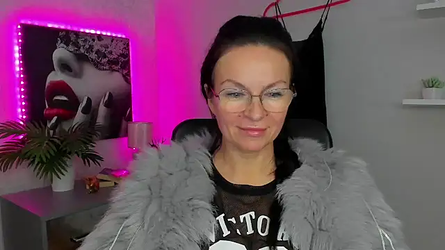HelenLuxx online show from February 3, 2025, 9:52 am