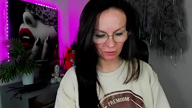 HelenLuxx online show from April 10, 2026, 2:57 pm