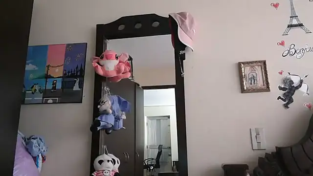 trianabell online show from February 17, 2026, 5:21 pm