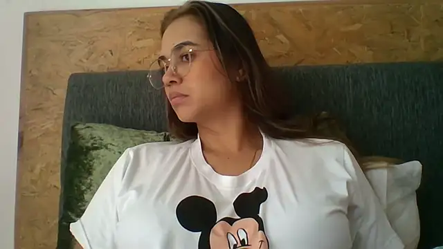 trianabell online show from December 1, 2025, 3:24 pm