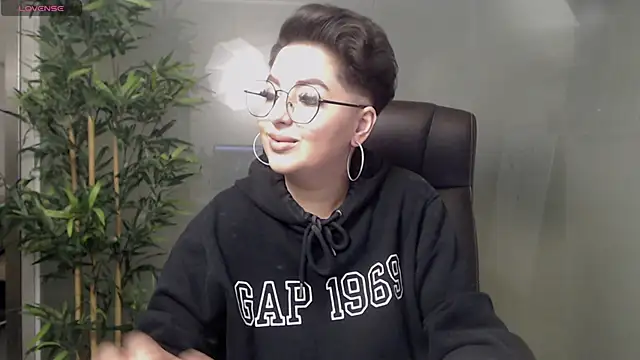 Snapshot of BustyAllyy chatting on February 3, 2025, 8:46 pm BustyAllyy online show from February 3, 2025, 8:46 pm