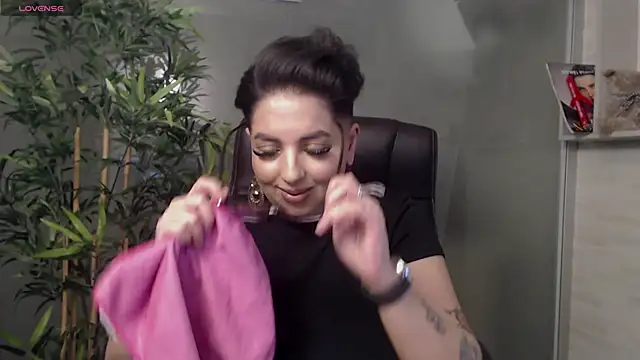 Snapshot of BustyAllyy chatting on February 12, 2025, 12:48 am BustyAllyy online show from February 12, 2025, 12:48 am
