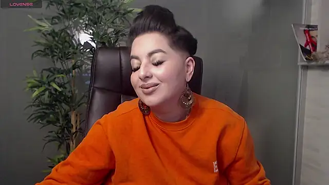 Snapshot of BustyAllyy chatting on February 18, 2025, 10:58 pm BustyAllyy online show from February 18, 2025, 10:58 pm