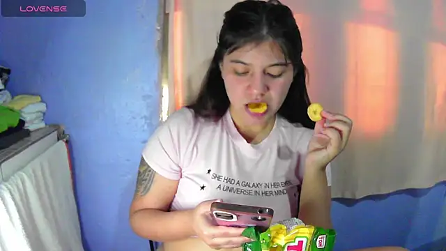 Snapshot of lynieh- chatting on October 27, 2025, 8:54 pm lynieh- online show from October 27, 2025, 8:54 pm