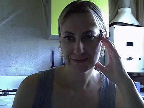 Snapshot of AshleyXHoney chatting on September 22, 2025, 10:43 am AshleyXHoney online show from September 22, 2025, 10:43 am