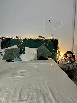 Snapshot of KimArts chatting on October 28, 2025, 9:03 pm KimArts online show from October 28, 2025, 9:03 pm