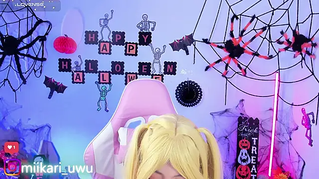 Snapshot of Ahri_Elderwood chatting on October 25, 2025, 5:06 am Ahri Elderwood online show from October 25, 2025, 5:06 am