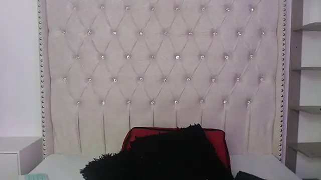 Abril Squirt online show from November 6, 2025, 8:24 pm