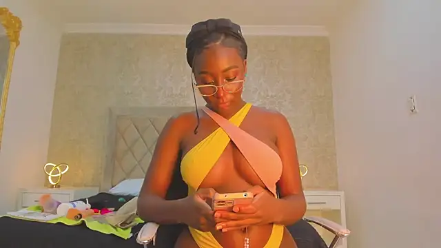 agnessBailey  online show from February 3, 2025, 11:15 pm