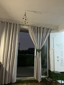 Eliza-E online show from April 4, 2026, 11:06 am