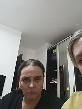 hugebobbs online show from November 7, 2025, 2:21 pm