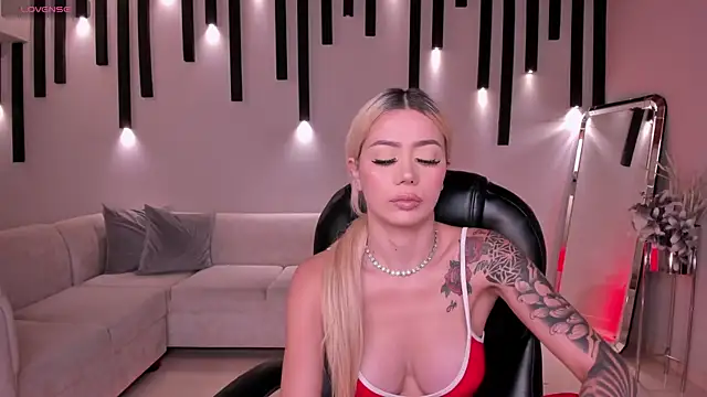 Snapshot of HannaConnor_ chatting on October 19, 2025, 6:10 pm HannaConnor  online show from October 19, 2025, 6:10 pm