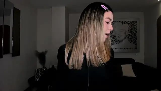 ViolettHansson online show from April 12, 2026, 9:45 am