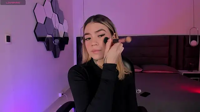 ViolettHansson online show from February 6, 2026, 6:26 pm