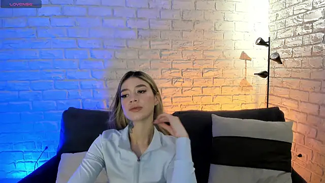 Snapshot of ViolettHansson chatting on June 16, 2026, 10:04 am ViolettHansson online show from June 16, 2026, 10:04 am