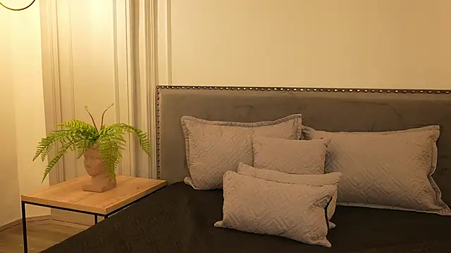 IrisBaker online show from October 7, 2025, 9:27 pm