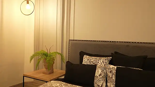 IrisBaker online show from October 16, 2025, 9:12 pm