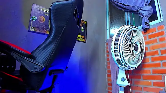 Snapshot of smoker445 chatting on October 9, 2025, 2:45 am smoker445 online show from October 9, 2025, 2:45 am