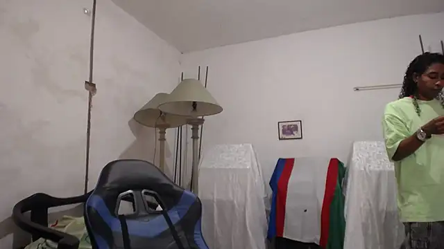 yohatinelly07 online show from December 4, 2025, 12:59 pm