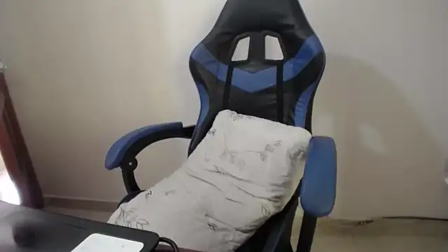 yohatinelly07 online show from April 12, 2026, 2:09 pm