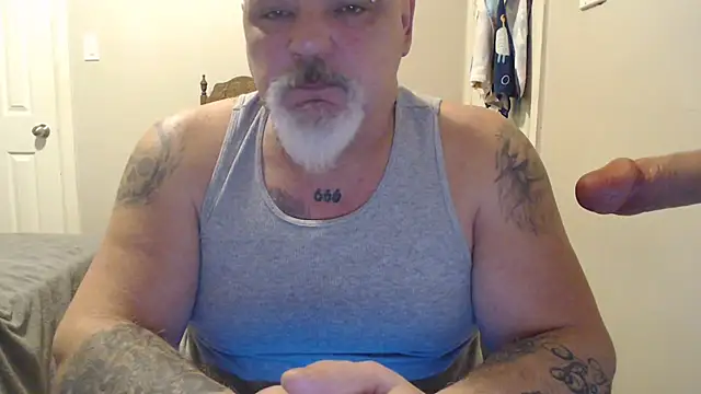 Newfiesausage1972 online show from February 25, 2025, 6:12 pm