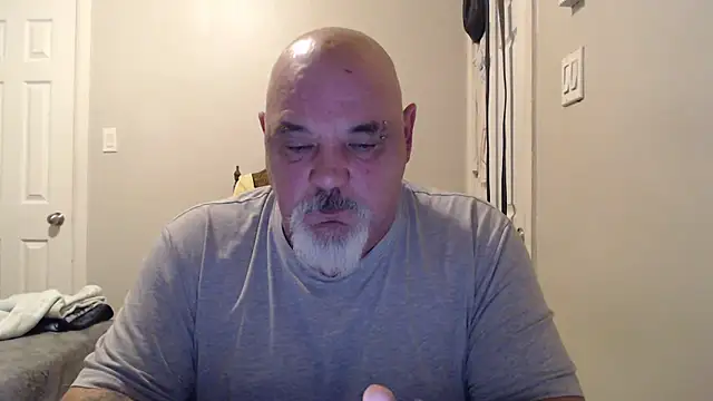 Newfiesausage1972 online show from February 6, 2025, 2:26 pm