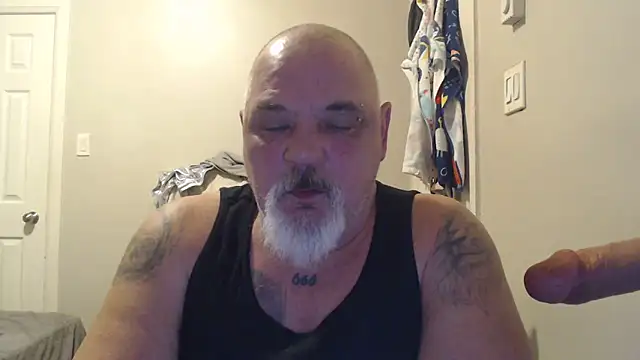 Newfiesausage1972 online show from February 15, 2025, 9:28 pm