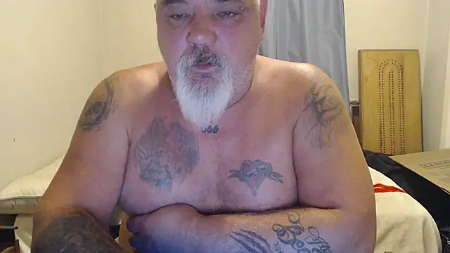 Newfiesausage1972 online show from September 22, 2025, 12:33 pm