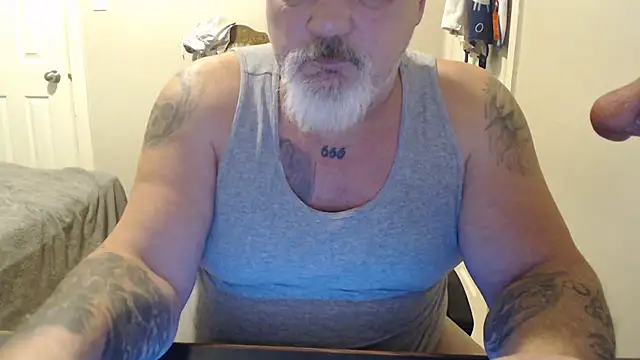 Newfiesausage1972 online show from February 19, 2025, 4:22 pm