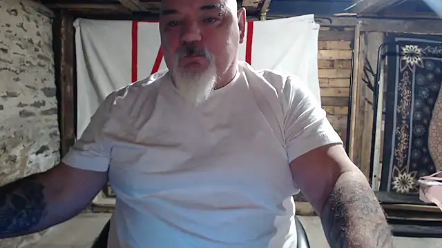 Newfiesausage1972 online show from January 16, 2026, 9:57 am