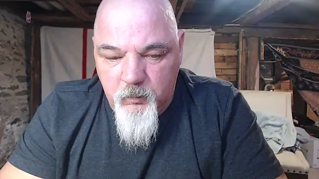 Newfiesausage1972 online show from March 1, 2026, 10:10 pm