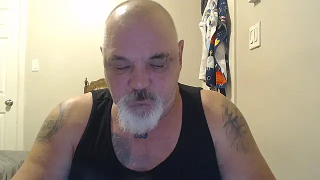 Newfiesausage1972 online show from February 16, 2025, 10:33 pm