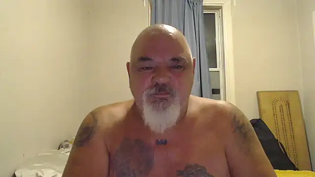 Newfiesausage1972 online show from September 17, 2025, 9:33 am