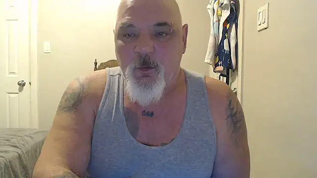 Newfiesausage1972 online show from March 4, 2025, 8:38 pm