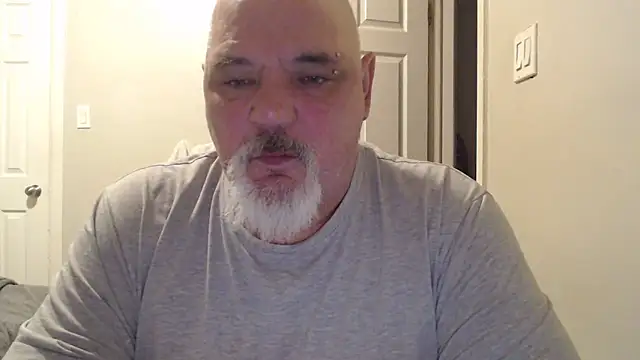 Newfiesausage1972 online show from February 11, 2025, 11:09 am