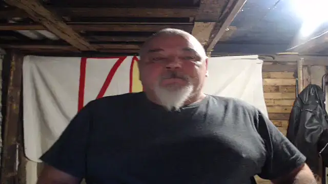 Newfiesausage1972 online show from December 16, 2025, 8:51 am