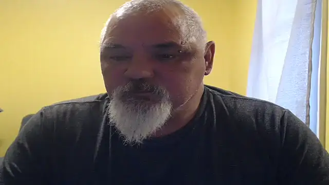 Newfiesausage1972 online show from November 9, 2025, 6:34 pm