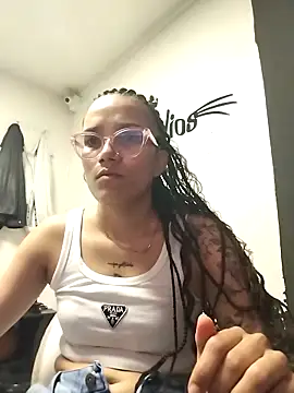 Snapshot of Yaumiko chatting on November 18, 2025, 11:59 pm Yaumiko online show from November 18, 2025, 11:59 pm