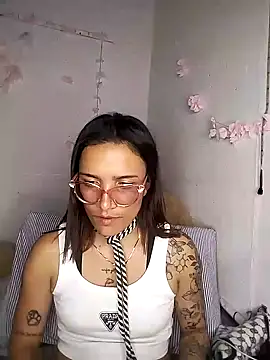 Snapshot of Yaumiko chatting on February 2, 2026, 11:04 pm Yaumiko online show from February 2, 2026, 11:04 pm