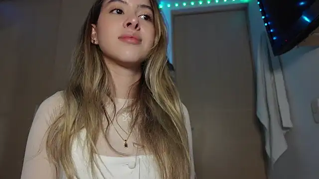 Snapshot of tinysofia_ chatting on November 8, 2025, 12:14 am tinysofia online show from November 8, 2025, 12:14 am