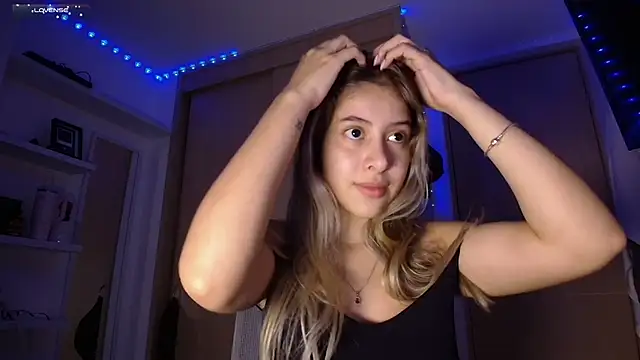 tinysofia  online show from March 18, 2025, 3:23 am