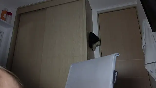 Snapshot of tinysofia_ chatting on October 21, 2025, 11:48 pm tinysofia online show from October 21, 2025, 11:48 pm