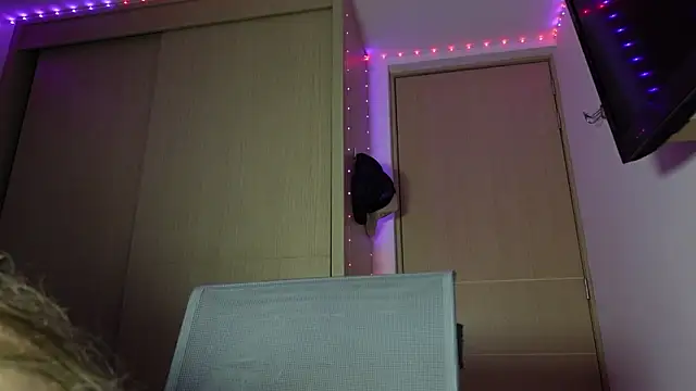 Snapshot of tinysofia_ chatting on October 2, 2025, 3:32 am tinysofia online show from October 2, 2025, 3:32 am