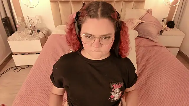 Snapshot of Twwiiggy chatting on March 17, 2025, 11:13 pm Twwiiggy online show from March 17, 2025, 11:13 pm