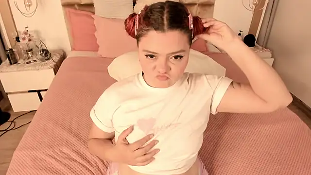 Snapshot of Twwiiggy chatting on March 3, 2025, 8:11 pm Twwiiggy online show from March 3, 2025, 8:11 pm