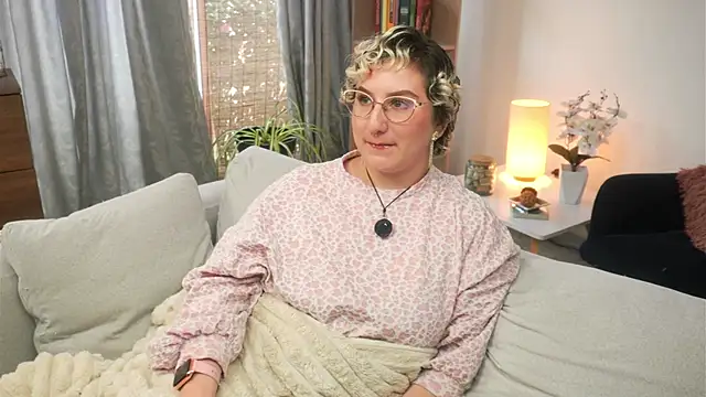 Ximenna Cruz online show from April 14, 2026, 7:30 pm